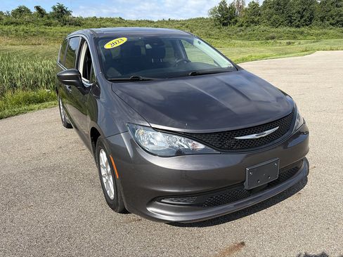 Used 2023 Chrysler Voyager LX FWD image 7