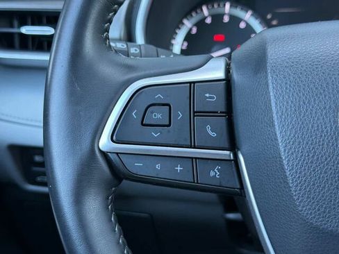 Used 2022 Toyota Highlander XLE AWD/4WD image 30