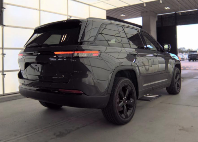 Used 2023 Jeep Grand Cherokee Altitude AWD/4WD image 6