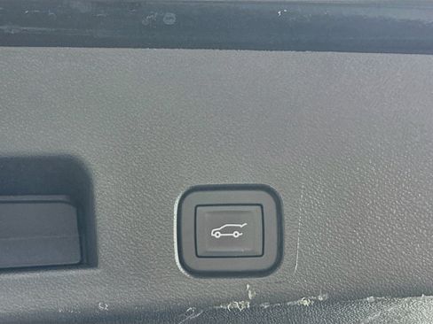 Used 2025 Chevrolet Traverse LT FWD image 29