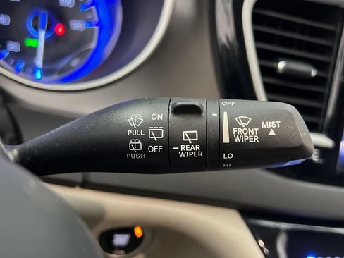 Used 2023 Chrysler Pacifica Touring-L FWD image 57
