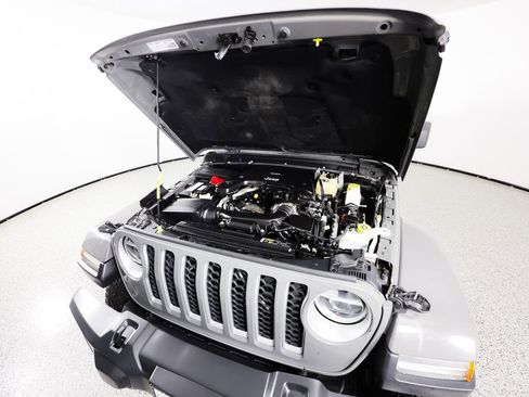 Used 2020 Jeep Gladiator Overland w/ Popular Equipment Package image 12