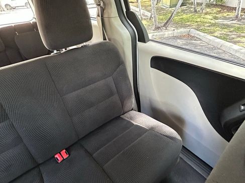 Used 2019 Dodge Grand Caravan SE FWD image 14