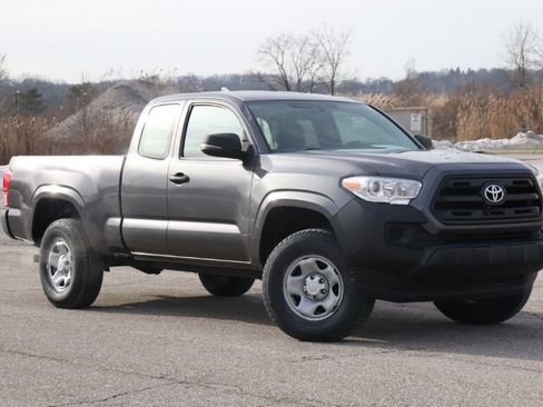 Used 2017 Toyota Tacoma 4x4 Access Cab image 2
