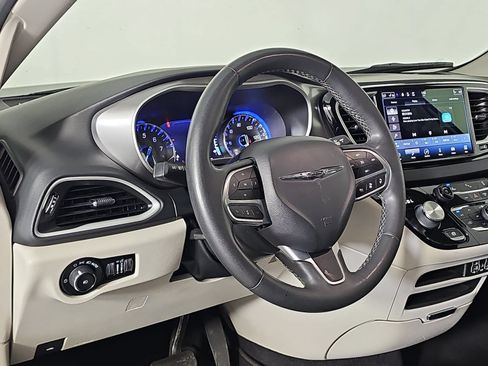 Used 2023 Chrysler Pacifica Touring-L FWD image 14