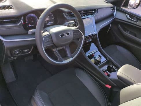 New 2025 Jeep Grand Cherokee L Altitude image 10