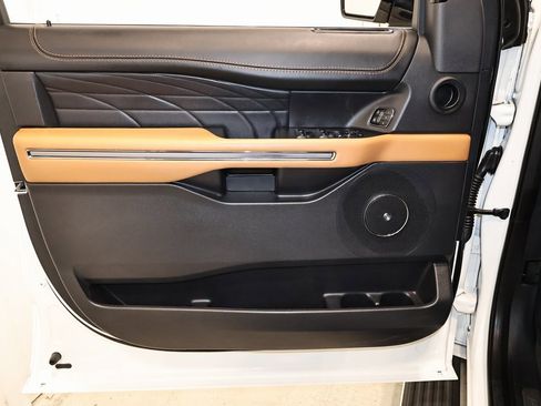 Certified 2024 Ford Expedition Platinum image 11
