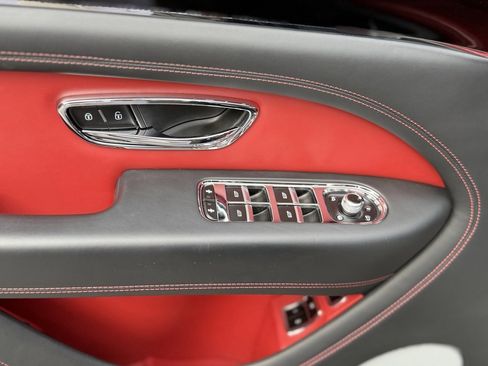 Used 2023 Bentley Bentayga image 27