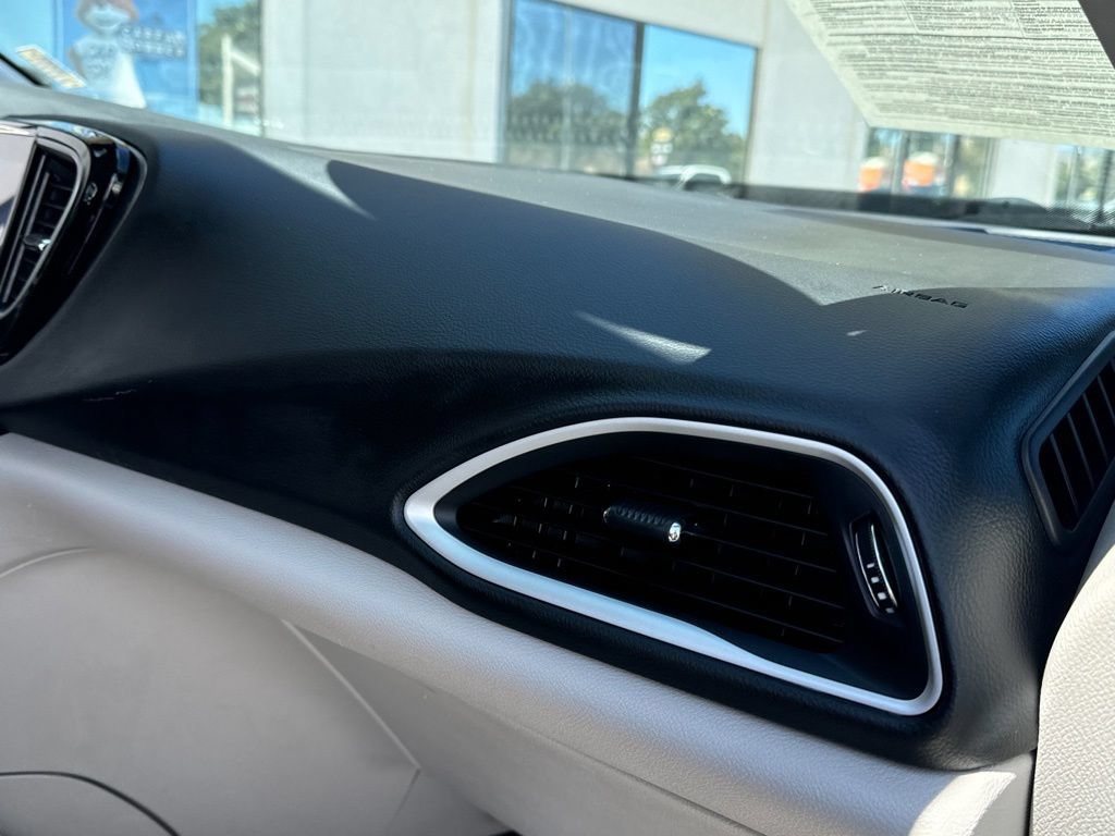 Used 2023 Chrysler Pacifica Touring-L FWD image 19