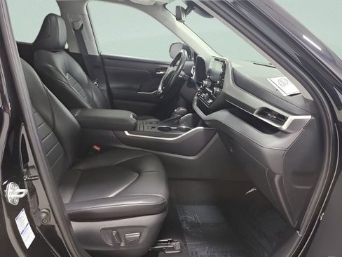 Used 2021 Toyota Highlander XLE AWD/4WD image 13