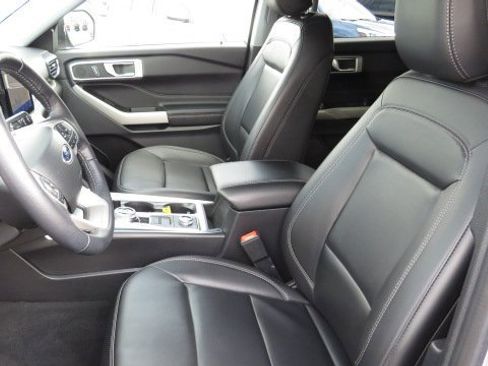 Certified 2022 Ford Explorer XLT w/ Equipment Group 202A image 4