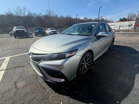 Used 2021 Toyota Camry SE image 1