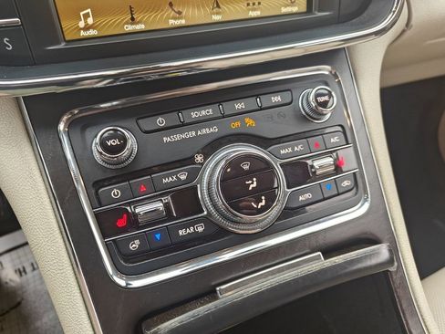 Used 2018 Lincoln Continental Select w/ Continental Climate Package image 44