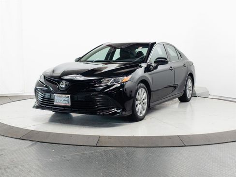 Used 2018 Toyota Camry LE FWD image 3