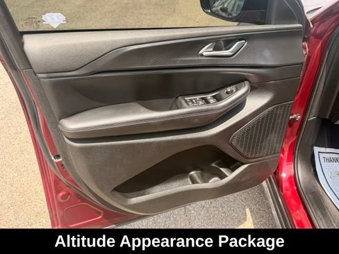 Used 2023 Jeep Grand Cherokee Altitude AWD/4WD image 3