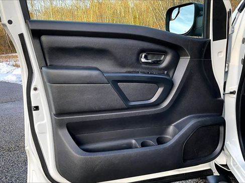 Used 2019 Nissan Titan SV w/ SV Convenience Package image 21