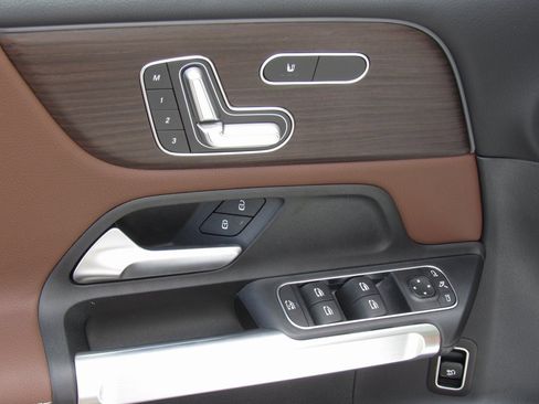 New 2025 Mercedes-Benz GLB 250 4MATIC image 13