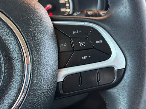 Used 2019 Jeep Renegade Latitude FWD image 27