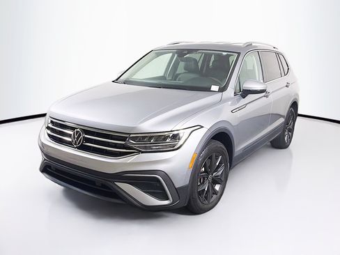 Used 2023 Volkswagen Tiguan SE FWD image 3