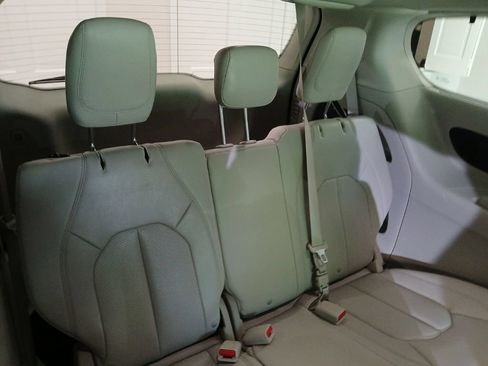 Used 2021 Chrysler Pacifica Touring-L w/ Premium & Safety Sphere Group AWD/4WD image 15