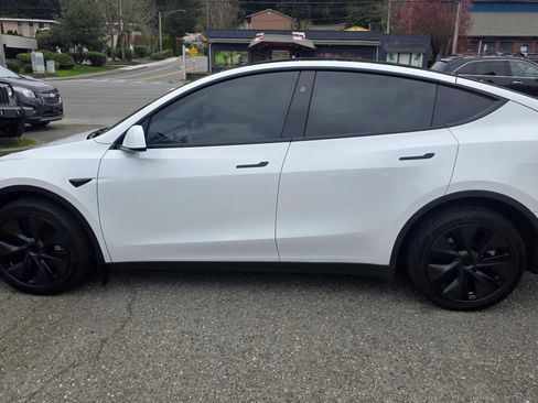 Used 2025 Tesla Model Y Long Range image 8
