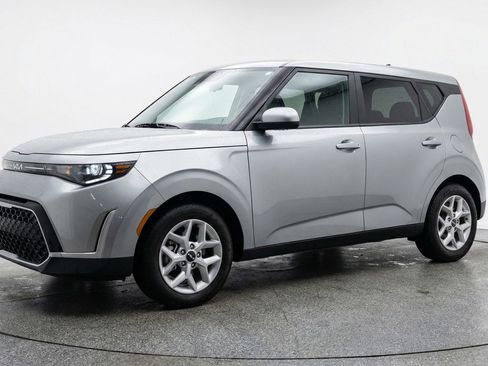 Used 2025 Kia Soul LX w/ LX Technology Package FWD image 3