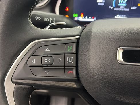 Used 2024 Jeep Grand Cherokee L Altitude image 11