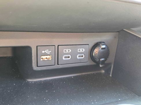 Used 2023 Toyota Highlander LE AWD/4WD image 24