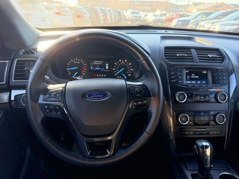 Used 2019 Ford Explorer XLT image 12