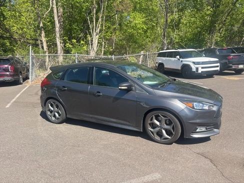 Used 2018 Ford Focus ST FWD image 4