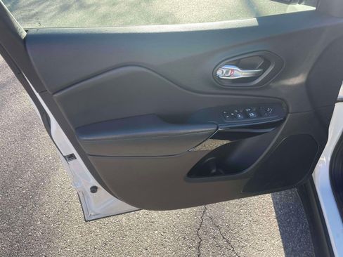 Used 2022 Jeep Cherokee 4WD Altitude image 16