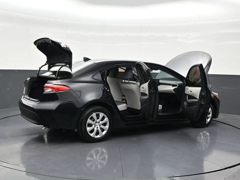 Used 2025 Toyota Corolla LE image 30