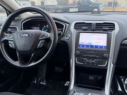 Used 2020 Ford Fusion SE FWD image 19
