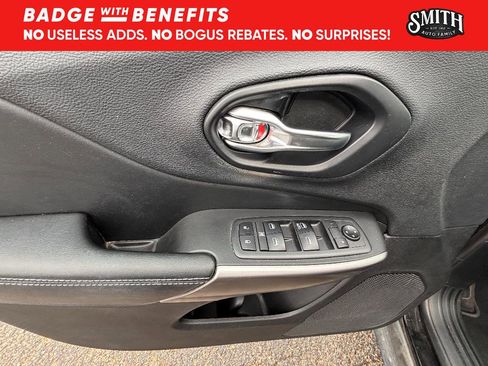 Used 2019 Jeep Cherokee Latitude w/ Popular Appearance Group FWD image 11