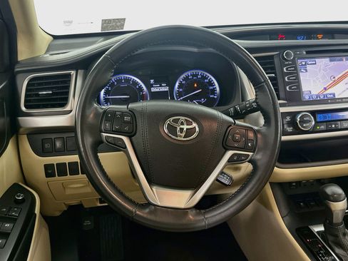 Used 2019 Toyota Highlander XLE FWD image 18