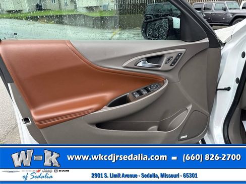 Used 2018 Chevrolet Malibu Premier w/ Premier Sun and Wheel Package FWD image 17