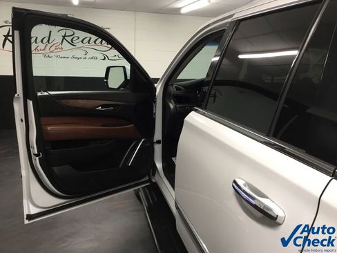 Used 2017 Cadillac Escalade Premium Luxury image 19