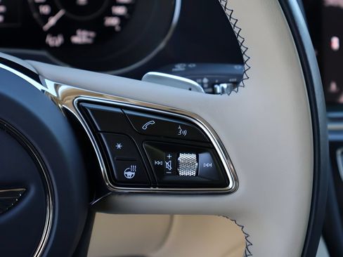 Used 2025 Bentley Bentayga Extended Wheelbase AWD/4WD image 34