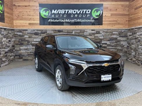 Used 2024 Chevrolet Trax LS FWD image 2