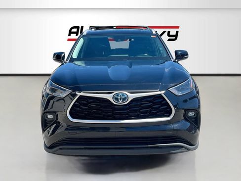 Used 2022 Toyota Highlander XLE AWD/4WD image 2