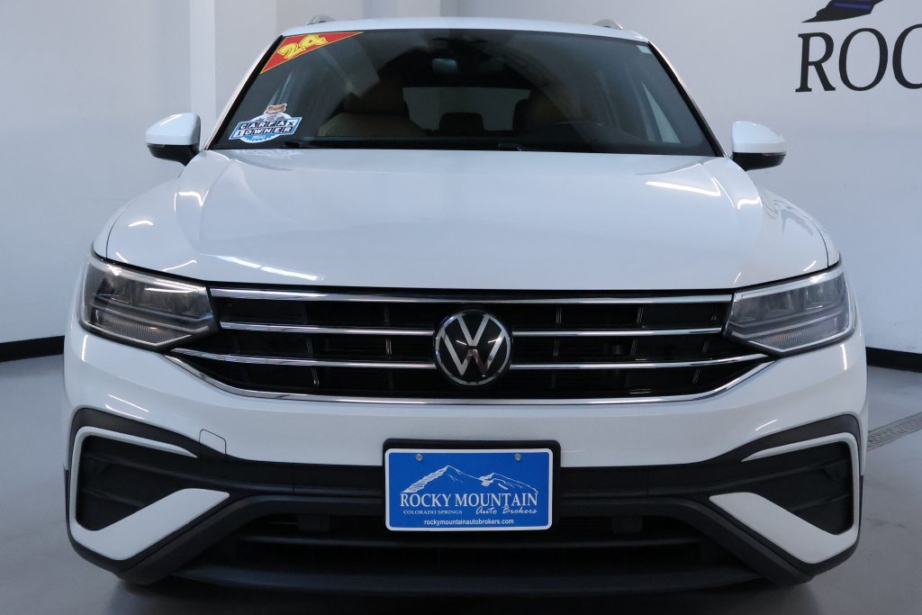 Used 2024 Volkswagen Tiguan SE w/ Panoramic Sunroof Package AWD/4WD image 3