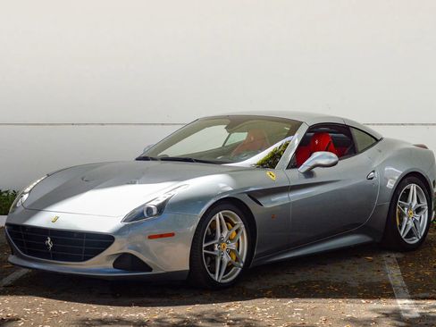 Used 2015 Ferrari California T RWD image 6
