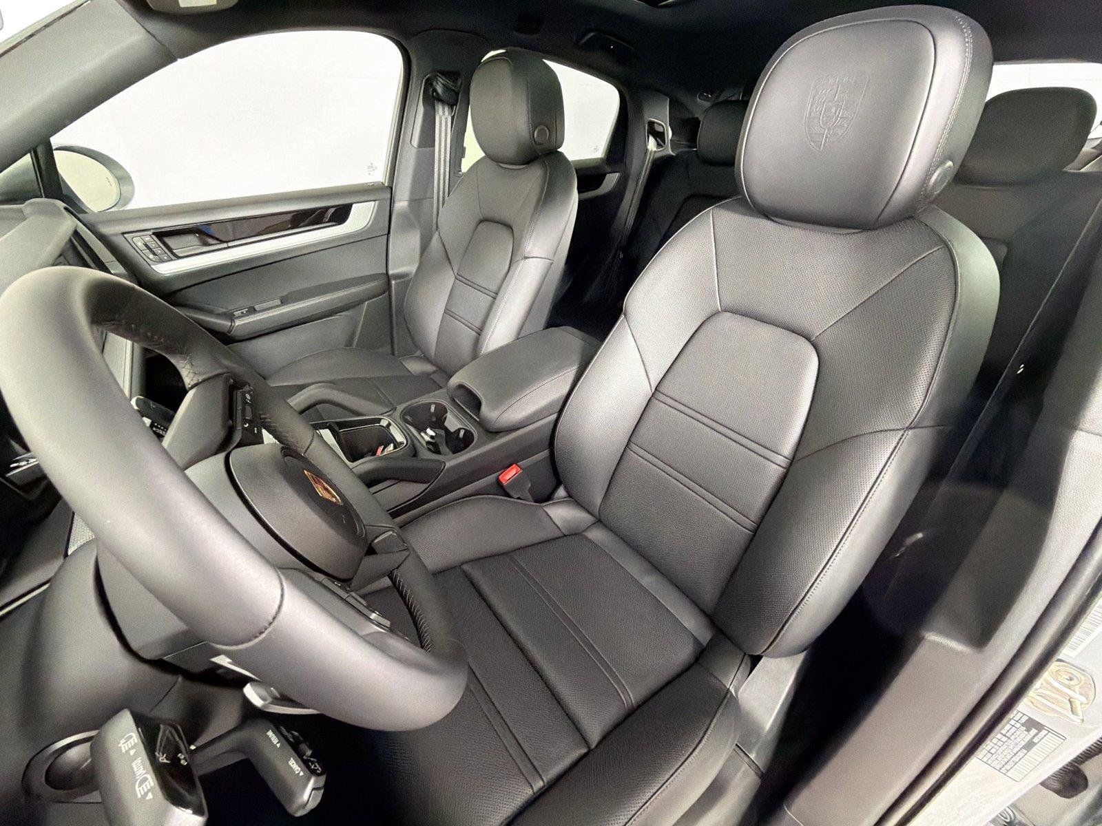 Certified 2025 Porsche Cayenne Coupe AWD/4WD image 5