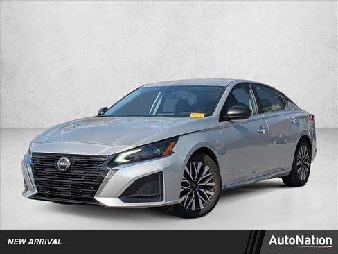 Used 2024 Nissan Altima 2.5 SV image 1