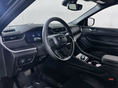Used 2023 Jeep Grand Cherokee L Laredo AWD/4WD image 9