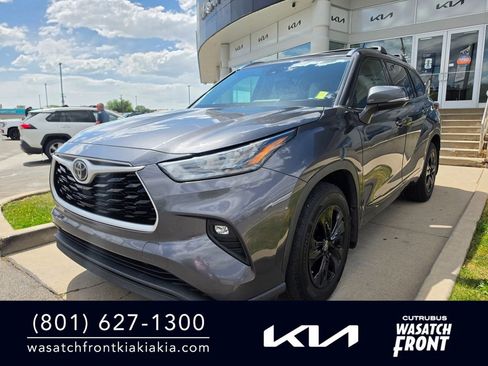 Used 2020 Toyota Highlander XLE AWD/4WD image 1