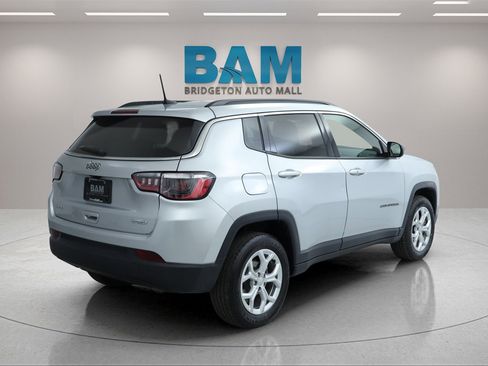Used 2024 Jeep Compass Latitude image 4