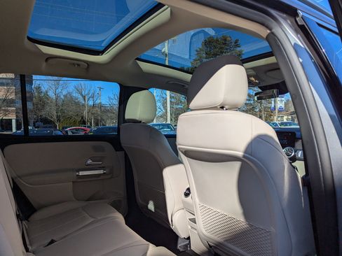 Used 2022 Mercedes-Benz EQB 300 4MATIC image 45