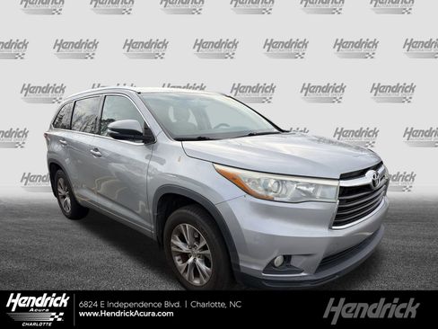 Used 2015 Toyota Highlander XLE image 1