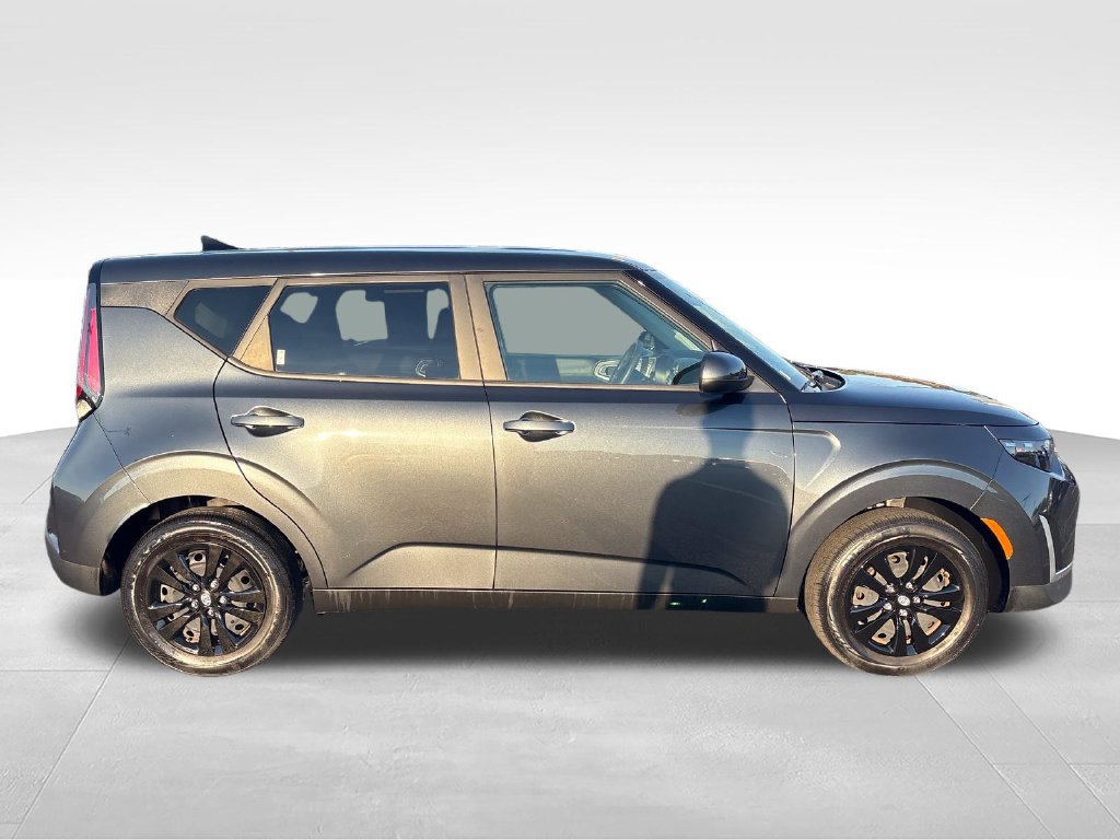 Used 2025 Kia Soul LX FWD image 7